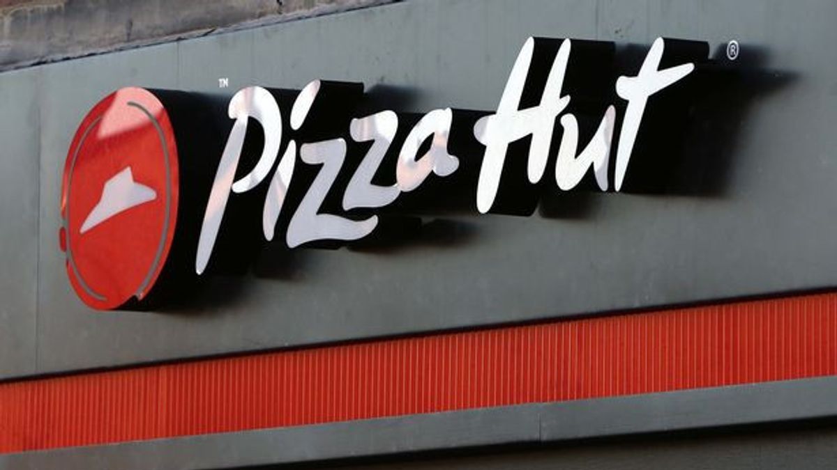 Customers Find A Used Pregnancy Test Kit Under Pizza Hut's Chair, Urine Smells Anyway