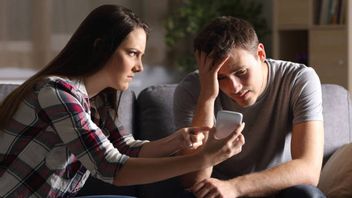 If Allowed To Cause More Serious Infidelity, Here Are 9 Examples Of Micro-Cheating Behavior In Relationships