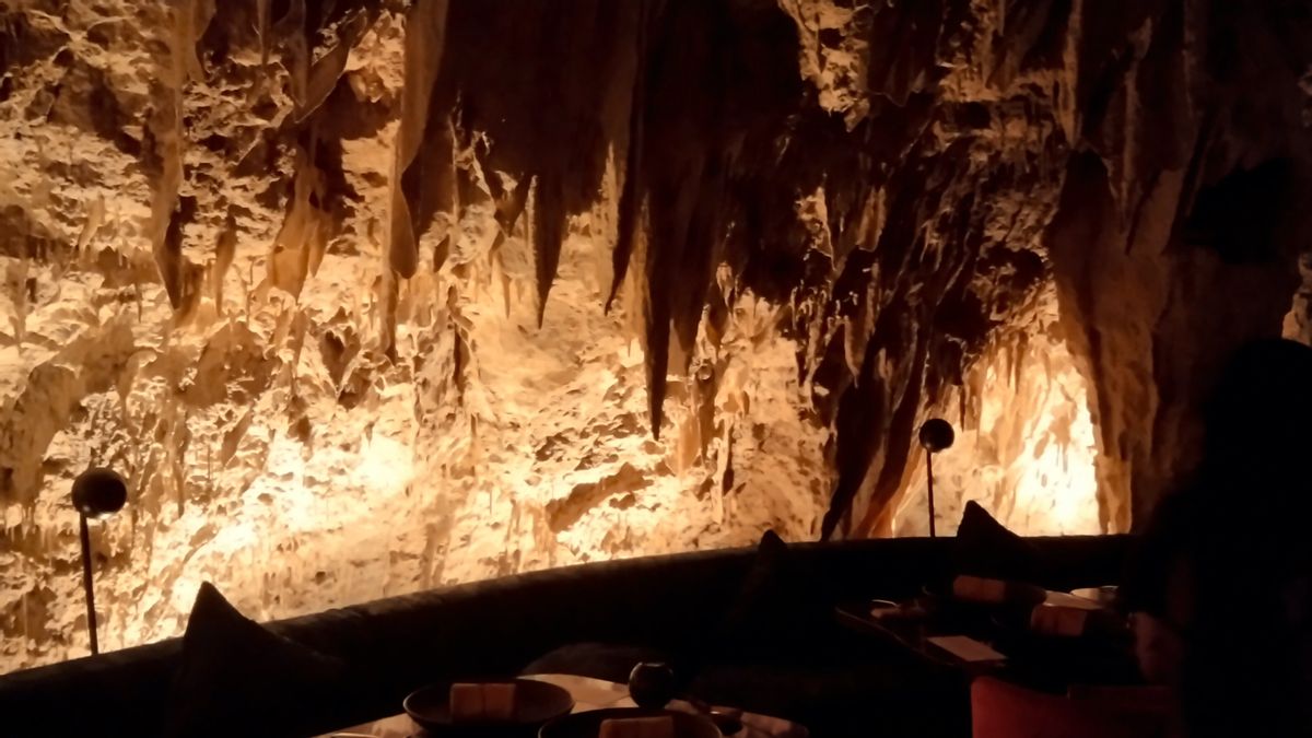 エッジバリホテルの高級レストランに「変身」した洞窟の説明