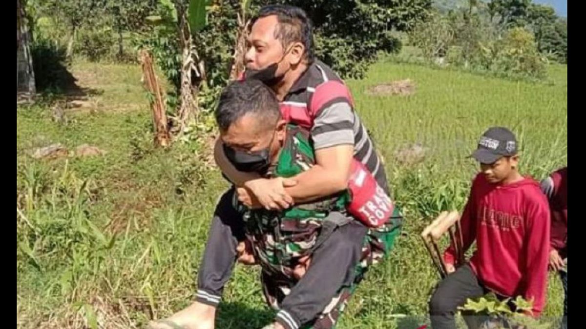 精神に満ちた、TNI兵士はBLTを取る麻痺した市民を運ぶ