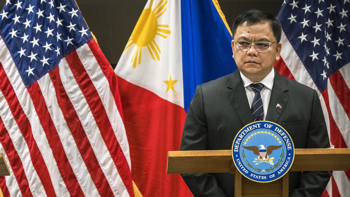 菲律宾国防部长在争议海域出现数十艘中国船只：总统命令明确
