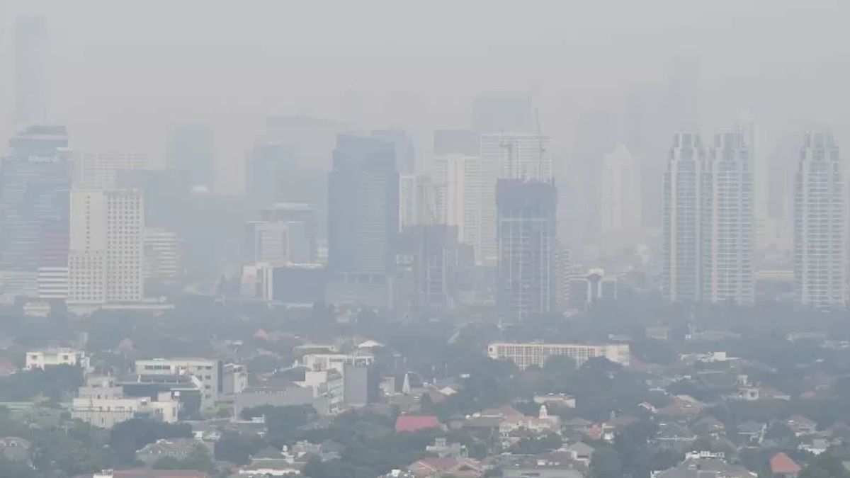 Kualitas Udara di Jakarta Memburuk, Menko PMK Imbau Warga Gunakan Masker Antisipasi ISPA