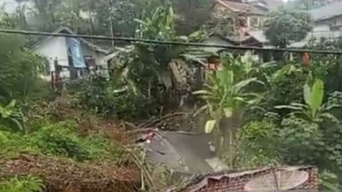 Des glissements de terrain détruisent 12 maisons à Cibadak Sukabumi, pas de victimes, des résidents touchés déplacés