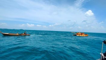 Les Pêcheurs Trouvent Des Objets Mystérieux Semblables à Des Réservoirs Flottants Dans Les Eaux De Bintan