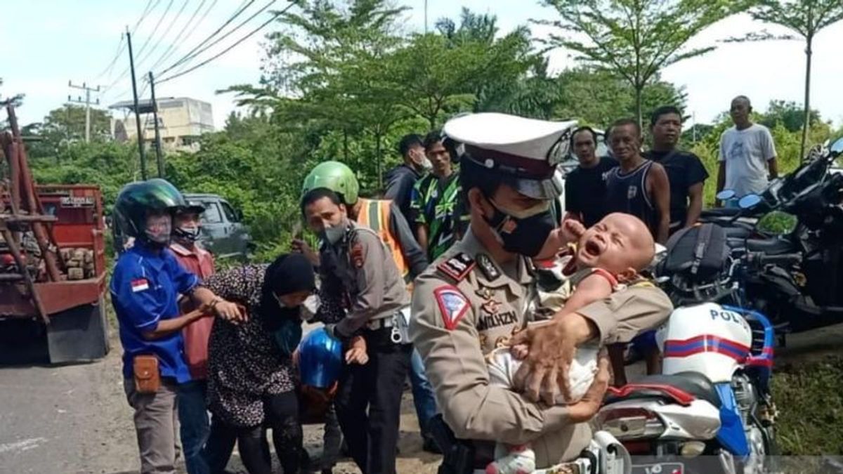 حادث حافلة يضرب دراجتين ناريتين في وسط طريق سومطرة ، الشرطة تجلي بنجاح طفلا صغيرا