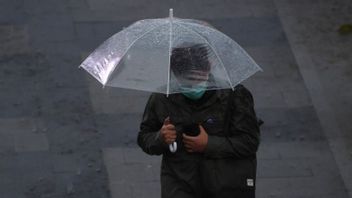 Warga Jakarta Waspadai Hujan Disertai Petir Hari Ini