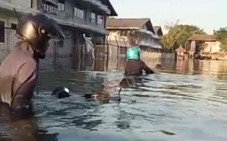 Kawasan Pelabuhan Semarang Masih Tergenang Banjir Rob