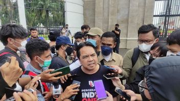 آدي أرماندو يتعرض للضرب من قبل غوغاء من المتظاهرين في مبنى Dpr ، تدخلت الشرطة ل Usut Biang Keladi