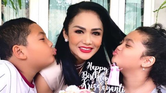 Best Birthday Gift From Children On Krisdayanti's Birthday