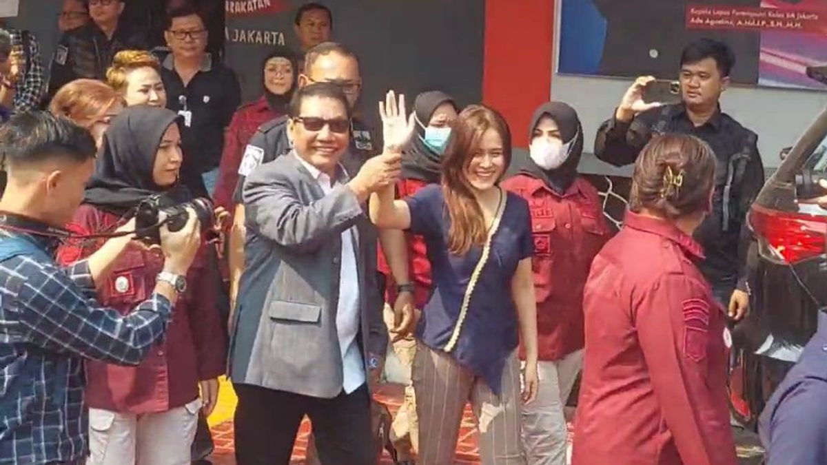 Out Of Prison, Convicted Of Cyanide Coffee Murder Case Jessica Wongso Smiles And Waves