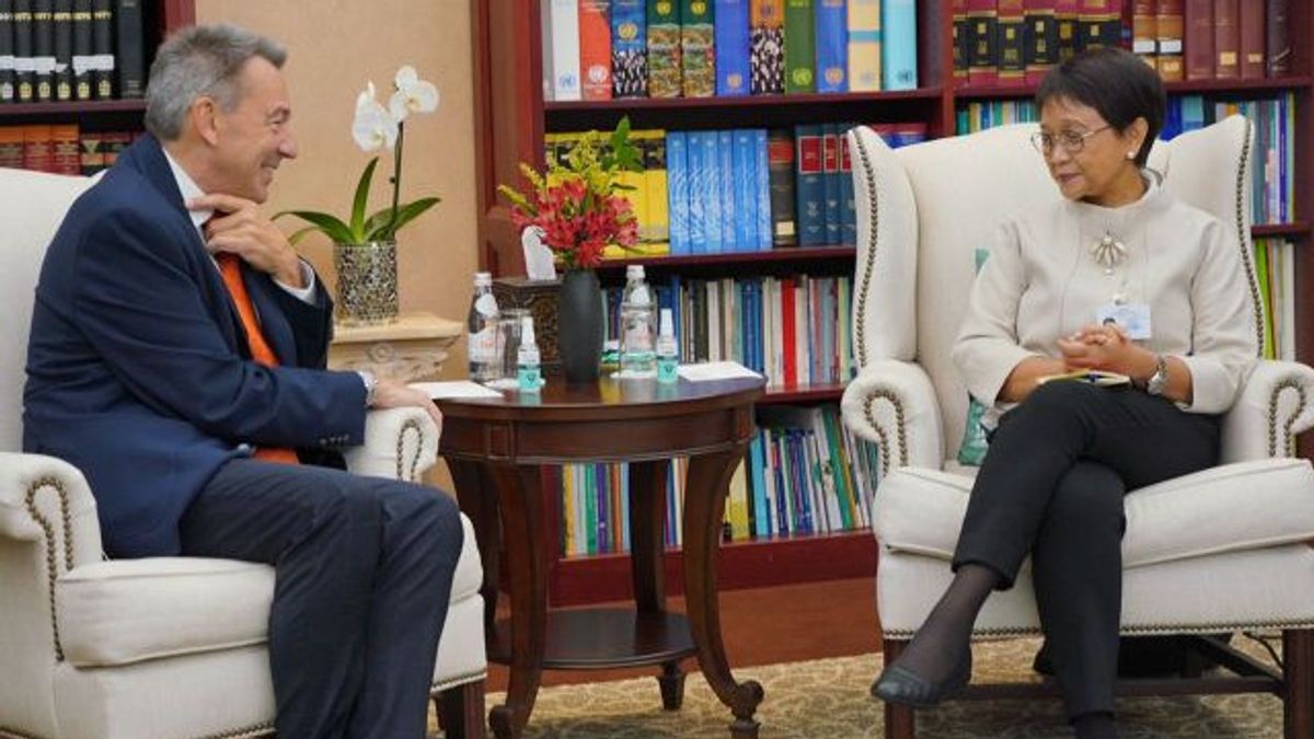 وزيرة الخارجية ريتنو مارسودي تجلس معا في إطار المساعدة المقدمة من الصندوق الدولي لبحوث الفضاء الخارجي في مجال الإنفاق لميانمار وأفغانستان