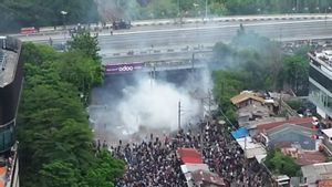 Semakin Sore, Massa Aksi Demo DPR Kian Bertambah di Lampu Merah Slipi dan Pejompongan