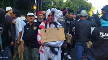 Cosplay Hantu Pocong Ikut Demo: 