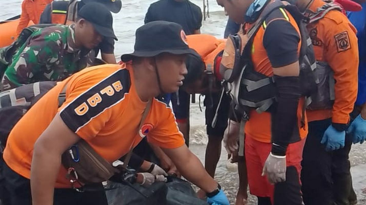 Tim SAR Evakuasi Nelayan Pencari Ikan yang Tewas Tenggelam di Perairan Desa Mentawak