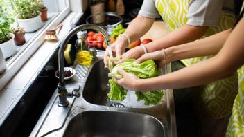 Amankah Mencuci Sayur dengan Baking Soda? Ketahui Faktanya