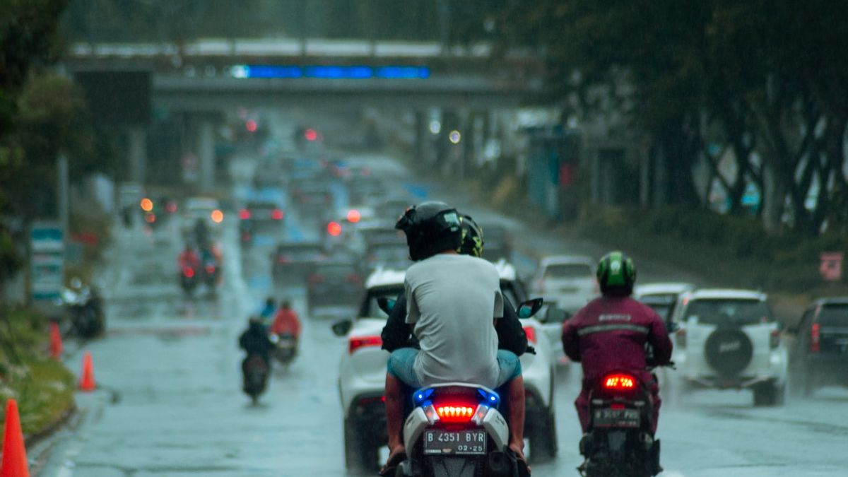 Waspada Hujan Disertai Angin Kencang dan Petir di 3 Wilayah Ini di Jakarta