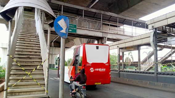 Satpol PP Jaktim Pasang Segel Garis Pol PP di 2 JPO Tak Berfungsi Kawasan Cakung