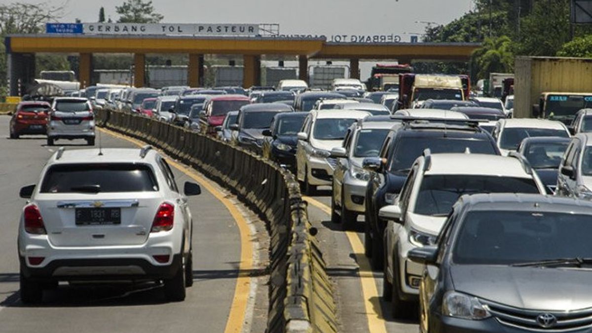 Puluhan Ribu Kendaraan Bergerak dari Jakarta Menuju Bandung di Masa Libur Natal dan Tahun Baru