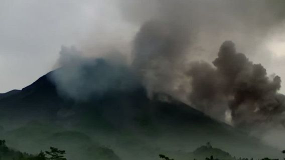 默拉皮火山发射热云3次瀑布，最远滑梯距离为2.5公里