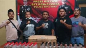 Puluhan Botol Arak Bali Disita Tim Cobra Polres Bima dari Ibu Rumah Tangga