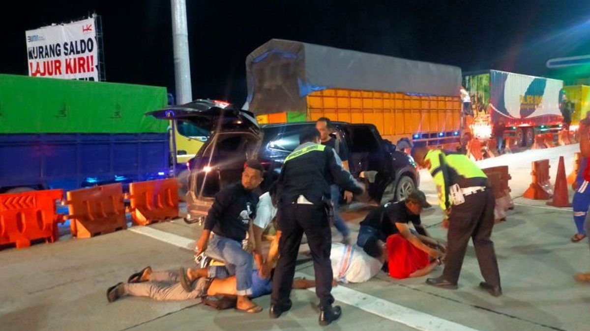 Mobil Pengangkut 20 Kg Sabu dan 6 Ribu Pil Ekstasi Diamankan Polisi di Gerbang Tol Pekanbaru