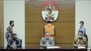 Wakil Ketua DPR Azis Syamsuddin Kenakan Baju Tahanan KPK