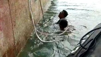 巴卡姆拉部署KN海马在南加里曼丹的萨尼帕水域寻找沉船的受害者