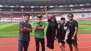 أنانغ هيرمانسياه ترينغ على وسائل التواصل الاجتماعي بعد الغناء في مباراة المنتخب الوطني الإندونيسي