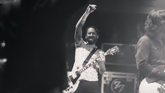    Gitaris Foo Fighters, Chris Shiflett Rilis Single Solo <i>Black Top White Lines</i>