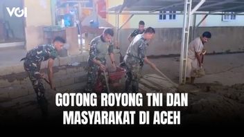 Momen Gotong Royong TNI dan Masyarakat Aceh Bersihkan Lumpur