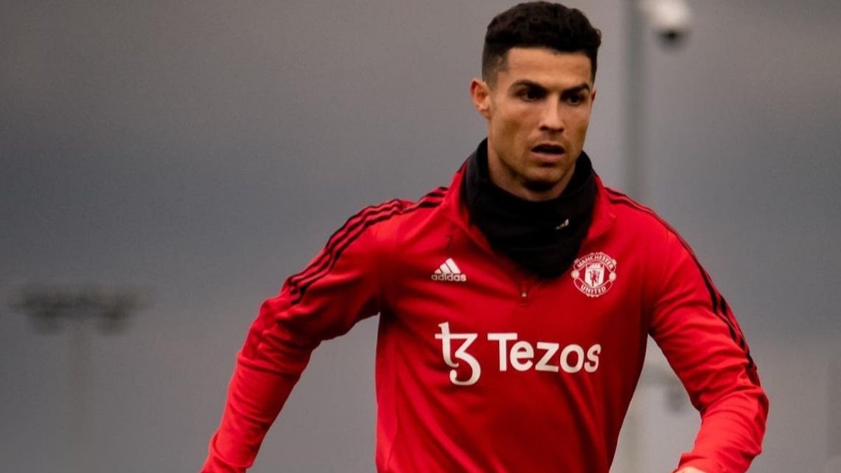 Ronaldo Flies To Manchester United Today, Urges Team Management To Let Him Go