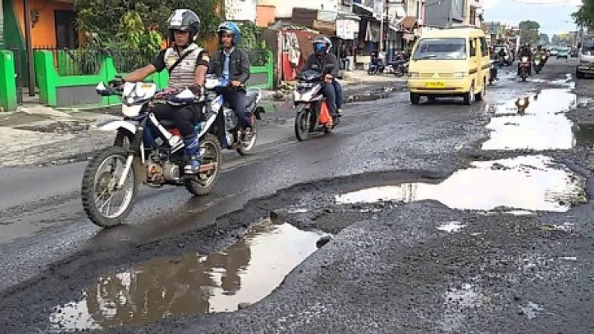 政府は、地域の損傷した道路を修復するために32兆ルピアを持っています
