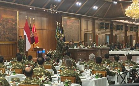 Kabinet Merah Putih Santap Malam Nasi Kotak Lauk Dendeng, Udang, Ayam Suwir