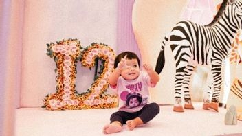 アナン・アシャンティとラウル・レモス・クリスダヤンティのコンパクト写真がアミーナの1歳の誕生日を祝う