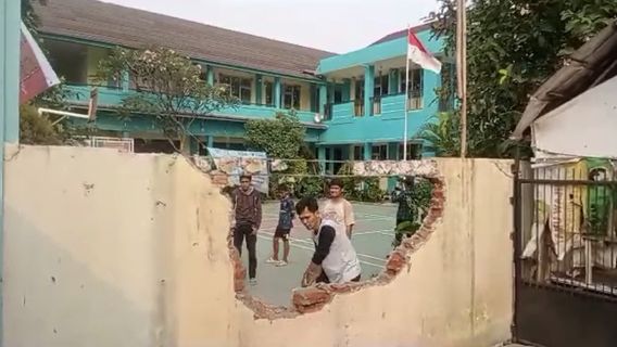 Buat Akses Baru, Pemkot Tangsel Bongkar Tembok SD Lengkong