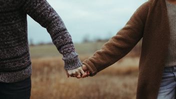 عقد اليدين مع شريك حياتك يمكن أن تقلل من التوتر، دعونا التحقق من حقيقة