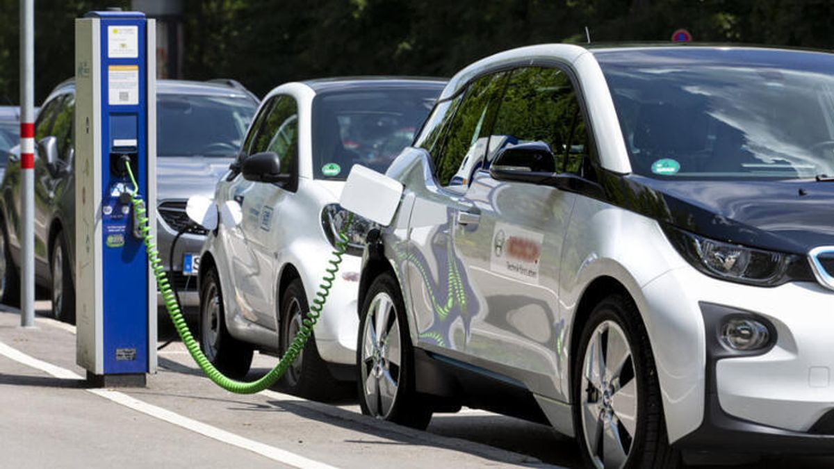 الحكومة تجعل بالي مشروع تجريبي لتطوير السيارات الكهربائية الوطنية