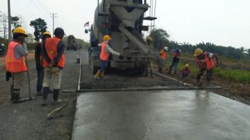 PUPR省は、ランプン県のこれらの道路の多くの区間の修復を加速しています
