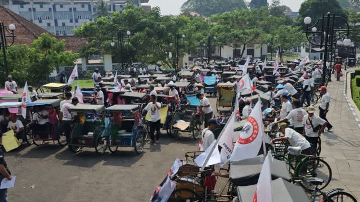 Ganjar Greets Hundreds Of Pedicab Drivers In Bogor Long Distance, Prays For Everyone Healthy