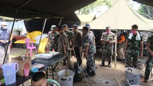 Task Force Provides Food Needs For Refugees From Mount Ibu Eruption