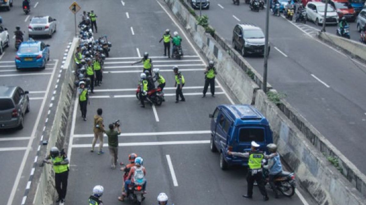 Pengendara Tewas Tabrak Pembatas Jalan, Pemotor Diingatkan Tak Lintasi Jalan Layang Casablanca