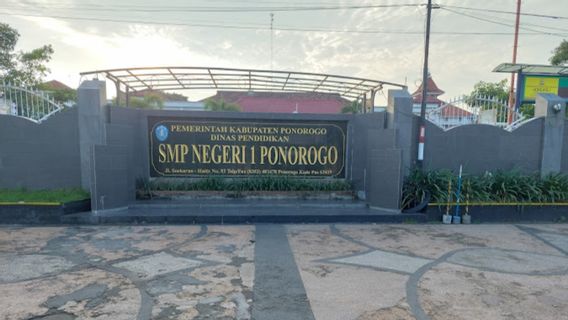 SMPN 1 Ponorogoがトヨタ・イノバを購入する学生に168万ルピアを魅力的にしている理由です