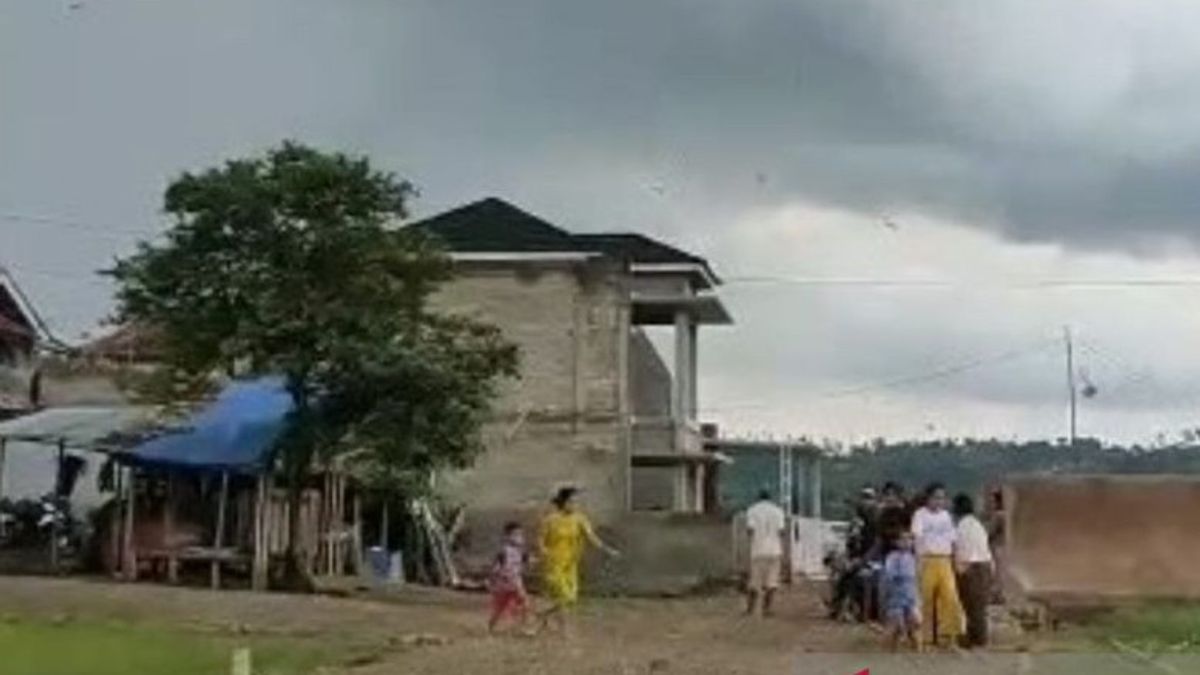 Cianjur的数十所房屋被龙卷风破坏