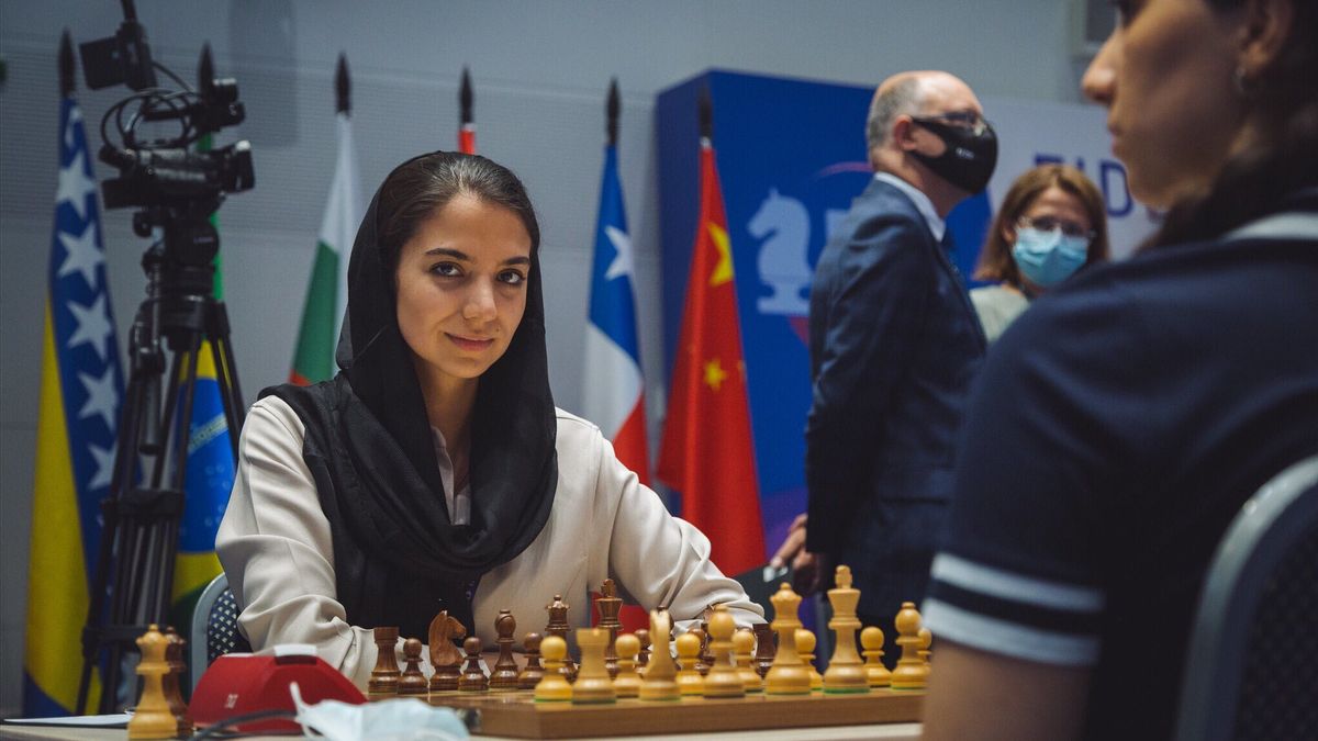 Quem é Sara Khadem, campeã iraniana de xadrez que compete sem véu