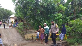 西ロンボク島の2つの村が浸水し、橋、家屋、田んぼが住民に属する水没