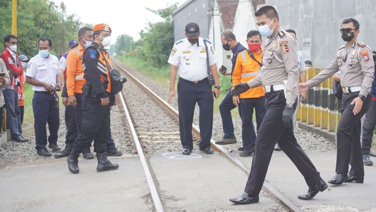 Many Stubborn Riders Pass Railroad Crossings In Teteg Malioboro, Transportation Agency Reminds Prohibition Signs