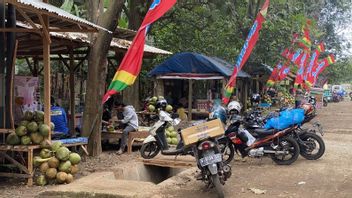 A Number Of Motorbike Travelers Begin To Stop In The Alas Roban Area Of Central Java