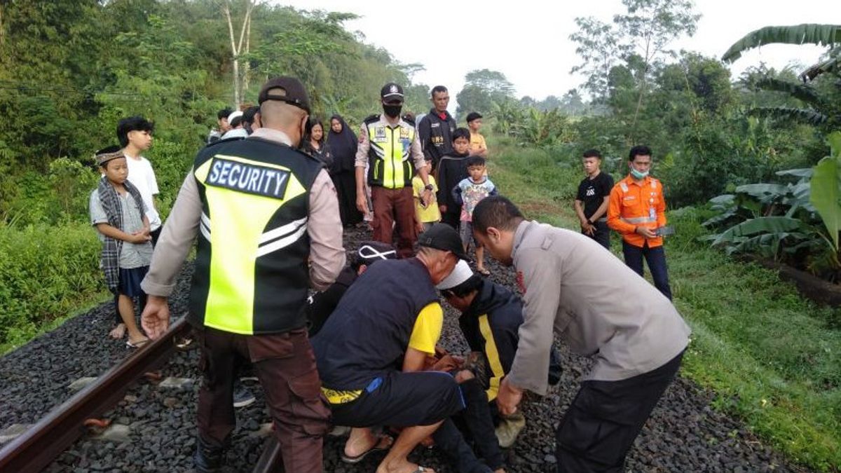 Falling Asleep At The Crossroads, This 28-year-old Youth Almost Died From Being Struck By A Train On The Sukabumi-Cipatat Route