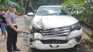 Petugas Tutup Jalan Nasional Trenggalek Usai Batuan Tebing Timpa Mobil