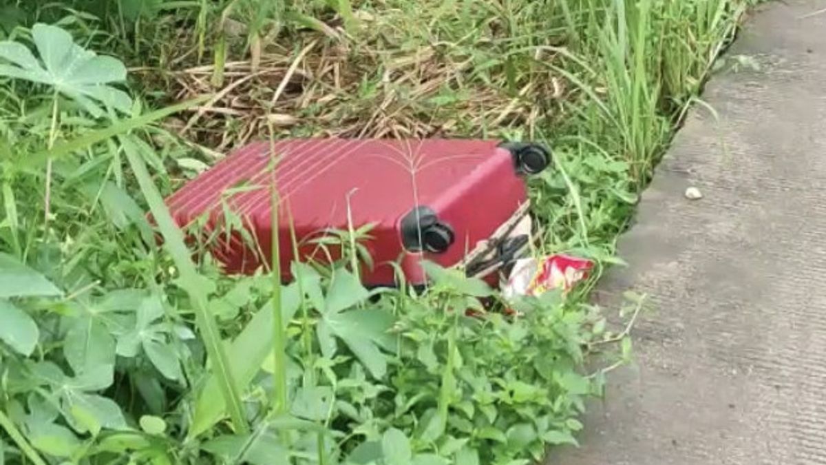Koper Merah Berisi Potongan Tubuh Manusia Ditemukan di Pinggir Jalan Tenjo